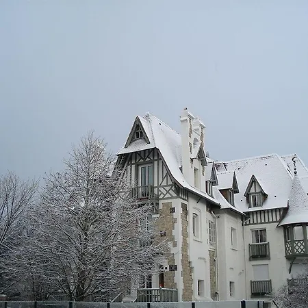 Augeval De Charme & Hotel 3*