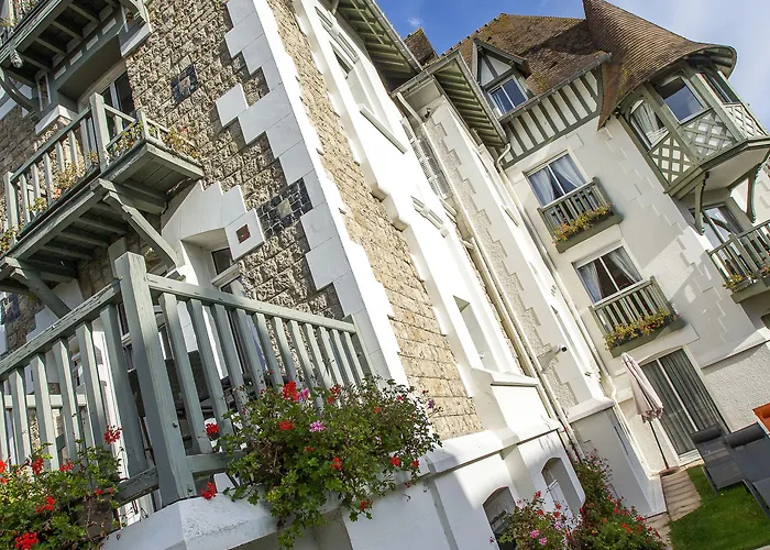 Augeval De Charme & 3* Deauville