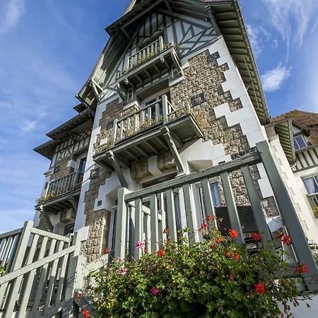 Augeval De Charme & 3*