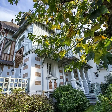 Augeval De Charme & 3*