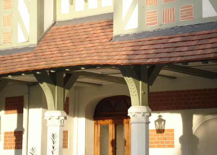 Augeval De Charme & Hotell 3*