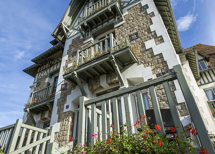 Augeval De Charme & 3*