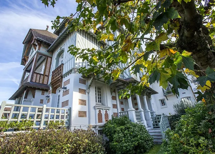 Augeval De Charme & 3*