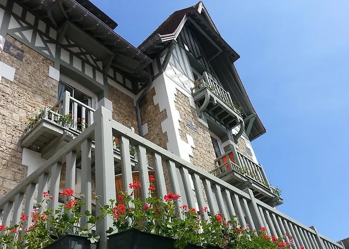 Augeval De Charme & Hotell 3*